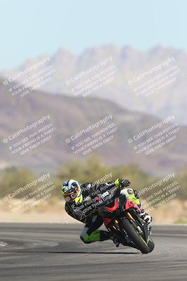 media/Oct-30-2025-Racers Edge (Thu) [[dabbdaf680]]/3-B Group/Session 2 (Turn 14)/